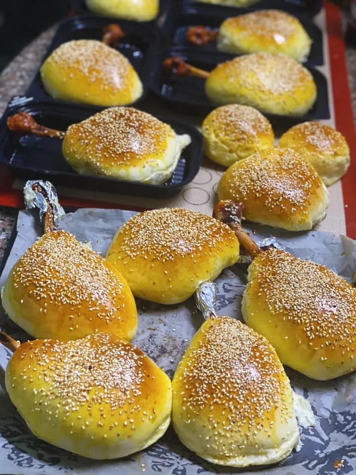 Bánh mì mềm bọc đùi gà xá xíu