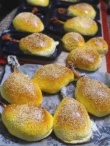 Bánh mì mềm bọc đùi gà xá xíu