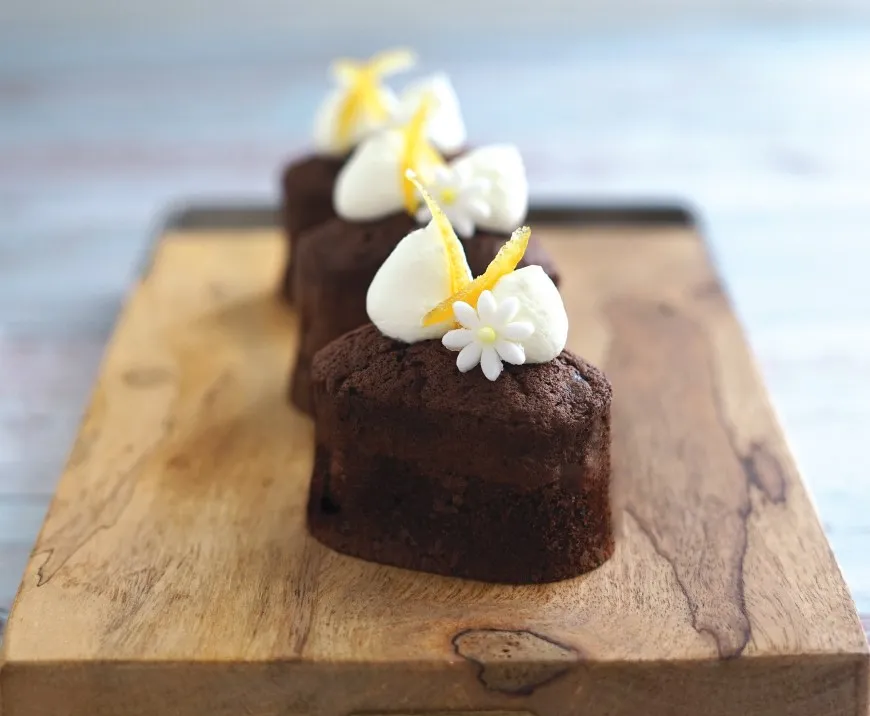 Bánh bông lan chocolate và cam vàng 