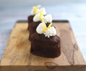 Bánh bông lan chocolate và cam vàng