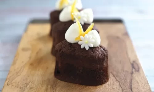 Bánh bông lan chocolate và cam vàng