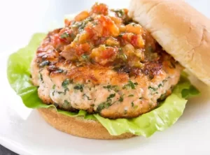 Bánh hamburger cá hồi sốt cà chua