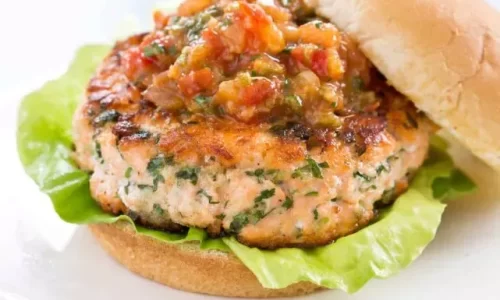 Bánh hamburger cá hồi sốt cà chua
