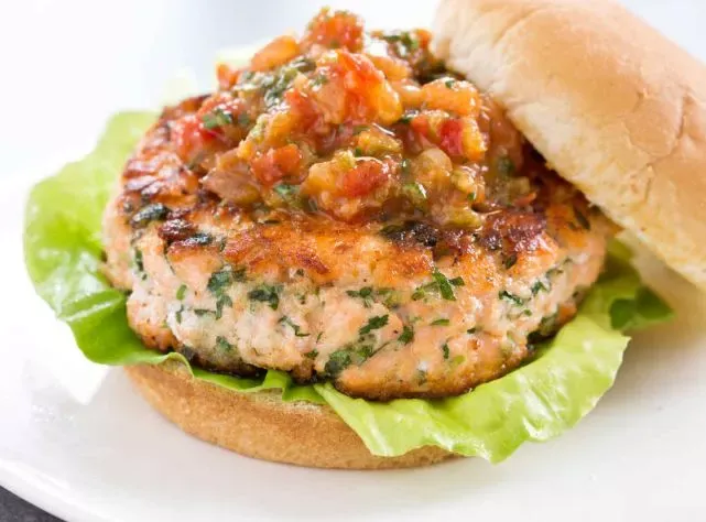 Bánh hamburger cá hồi sốt cà chua