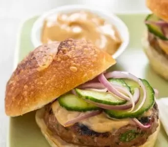 Bánh hamburger gà tây kiểu Thái