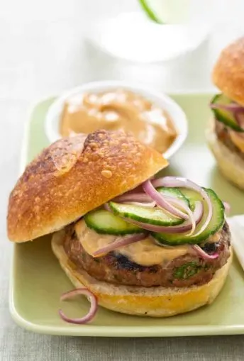 Bánh hamburger gà tây kiểu Thái
