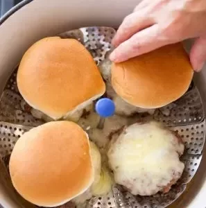 Bánh hamburger phô mai hấp