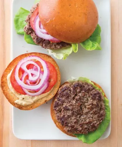 Bánh hamburger phủ bơ