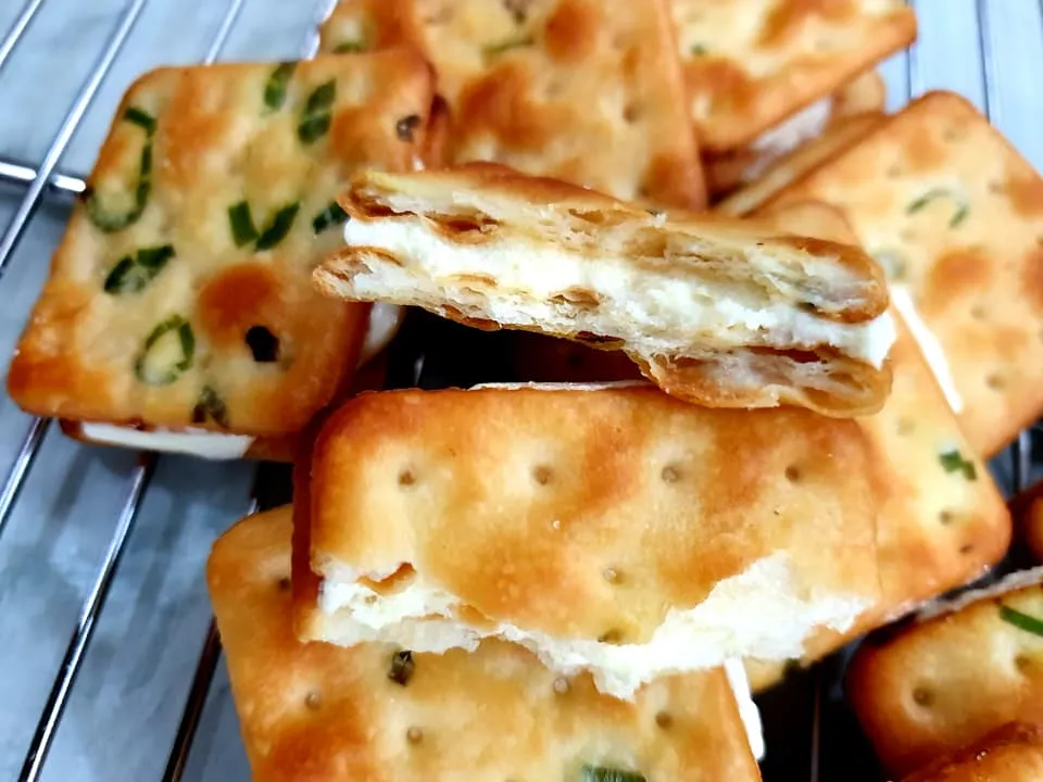 Bánh quy hành kẹp nhân kẹo sữa - Thuỵ Như