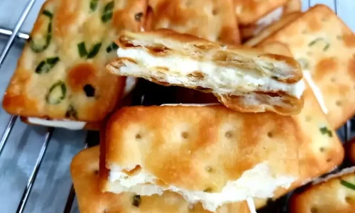 Bánh quy hành kẹp nhân kẹo sữa – Thuỵ Như