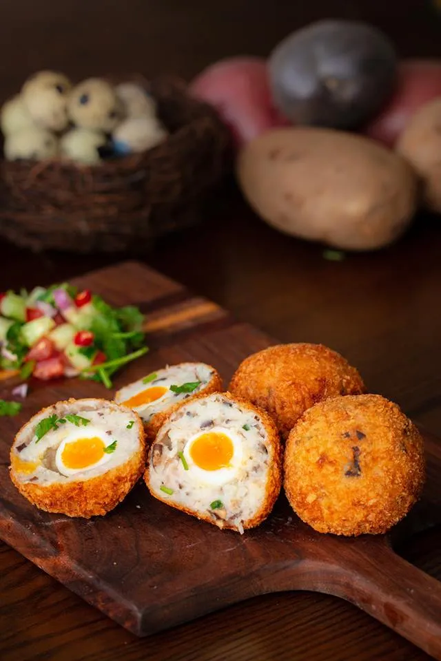 Bánh khoai tây bọc trứng cút chiên