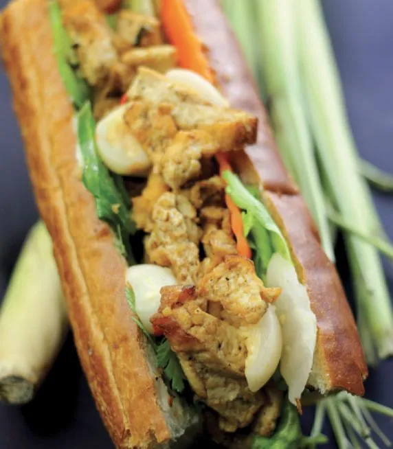 Đậu hũ xào sả chay ăn kèm bánh mì