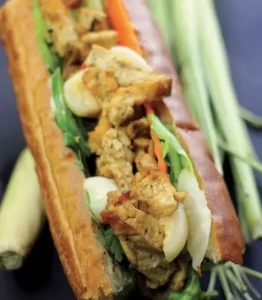Đậu hũ xào sả chay ăn kèm bánh mì