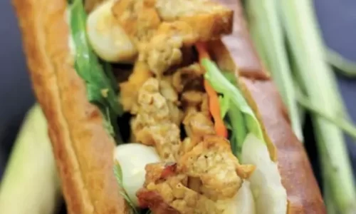 Đậu hũ xào sả chay ăn kèm bánh mì
