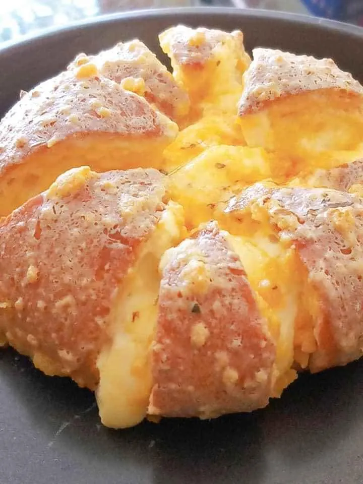 Bánh mì phô mai sốt bơ tỏi / Sốt Trứng Muối - Trang Lê