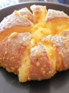 Bánh mì phô mai sốt bơ tỏi / Sốt Trứng Muối – Trang Lê