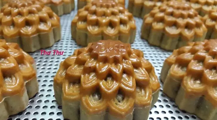 Bánh trung thu thập cẩm gà quay sốt mật ong