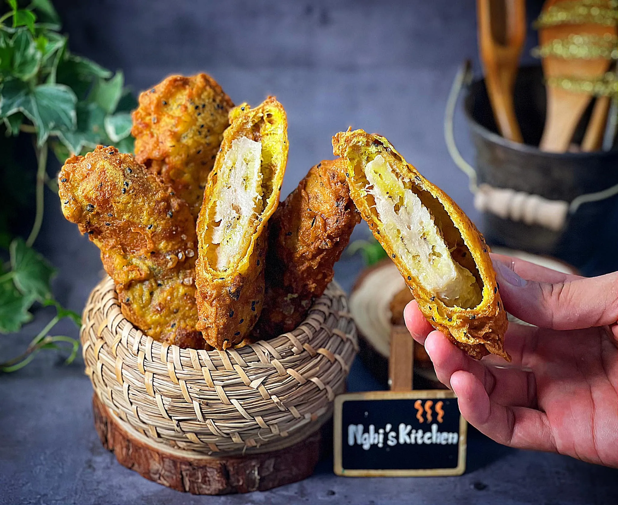 Bánh chuối chiên giòn - Pha bột bánh chuối - Nghi's Kitchen