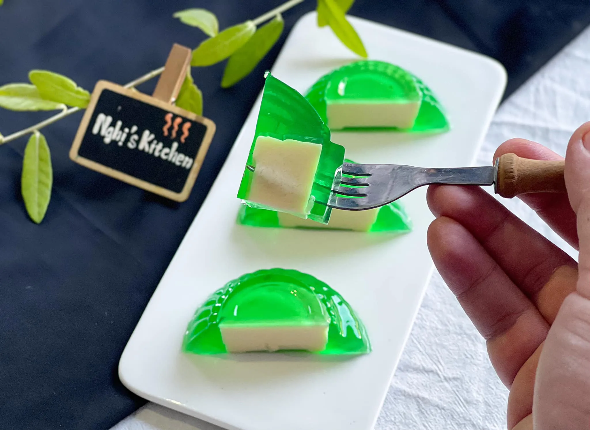 Bánh trứng sữa rau câu lá dứa - Nghi's Kitchen
