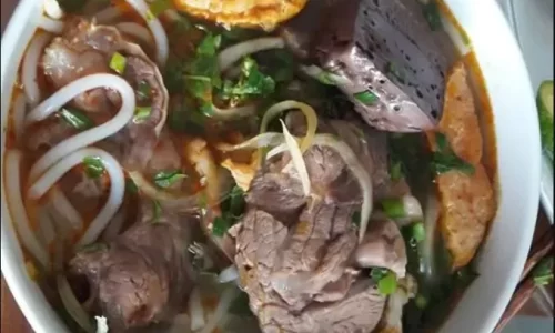 Bún bò Huế – Lan Lê