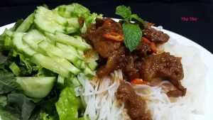 Bún thịt xào mắm ruốc sả ớt