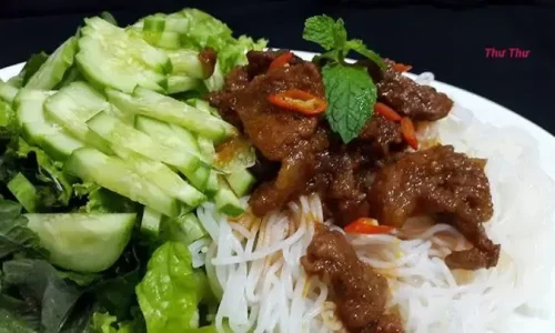 Bún thịt xào mắm ruốc sả ớt