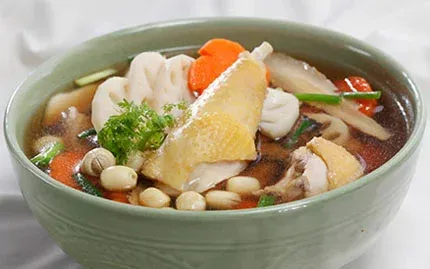 Canh gà hầm củ sen