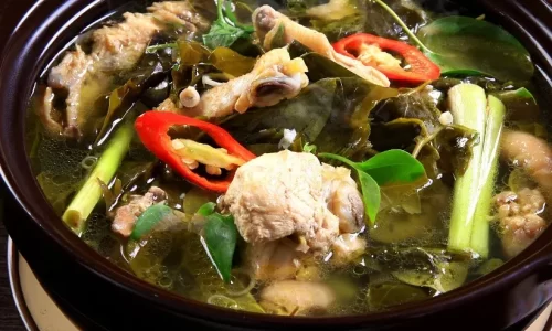 Canh gà nấu lá giang