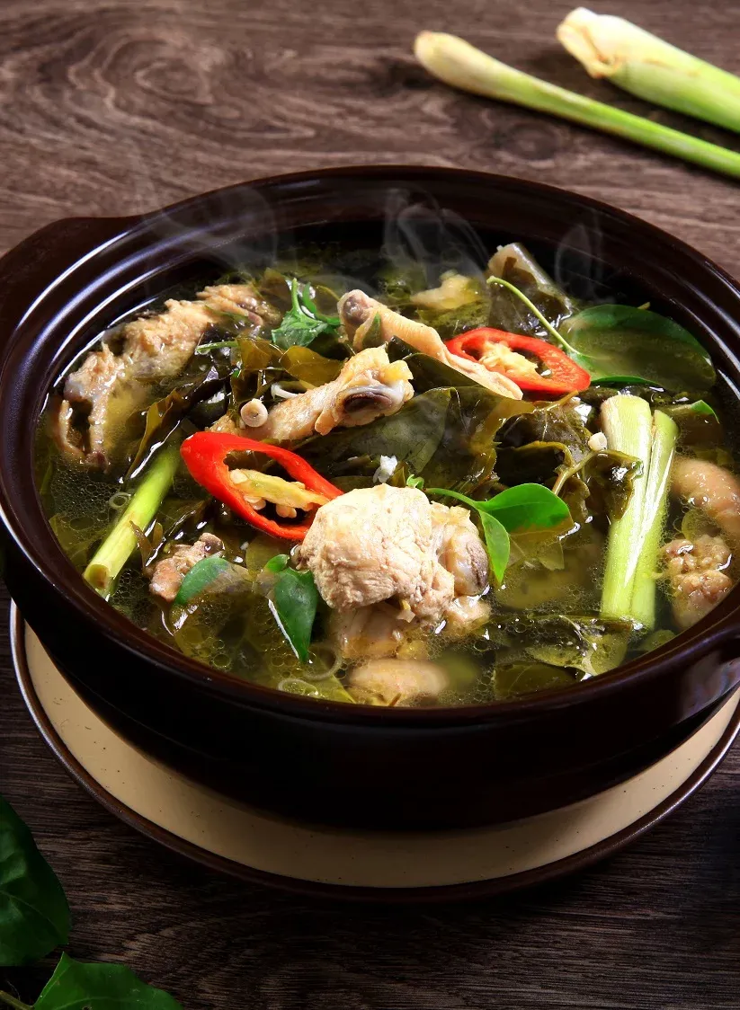 Canh gà nấu lá giang