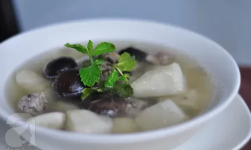 Canh khoai sọ nấu mọc