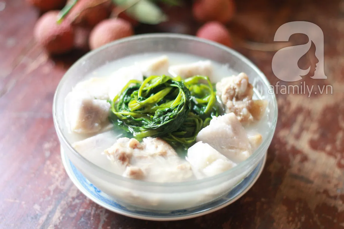 Canh sườn nấu khoai sọ rau muống