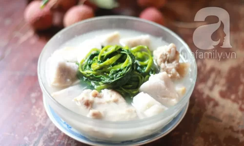 Canh sườn nấu khoai sọ rau muống