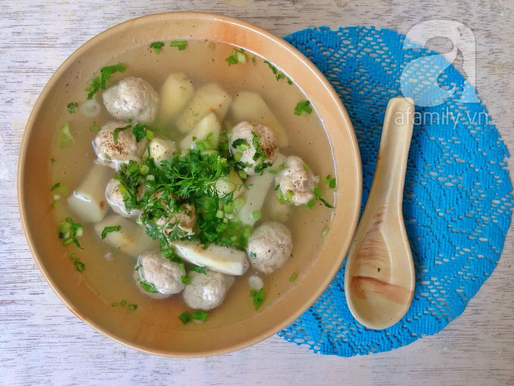 Canh khoai sọ thịt gà viên