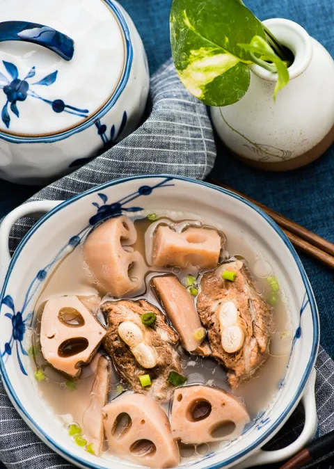 Canh sườn hầm củ sen kiểu Hoa