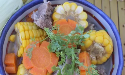 Canh sườn non nấu bắp