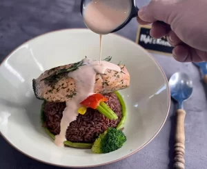 Eat Clean – Cơm gạo lứt cá hồi áp chảo – Sốt sữa chua – Nghi’s Kitchen