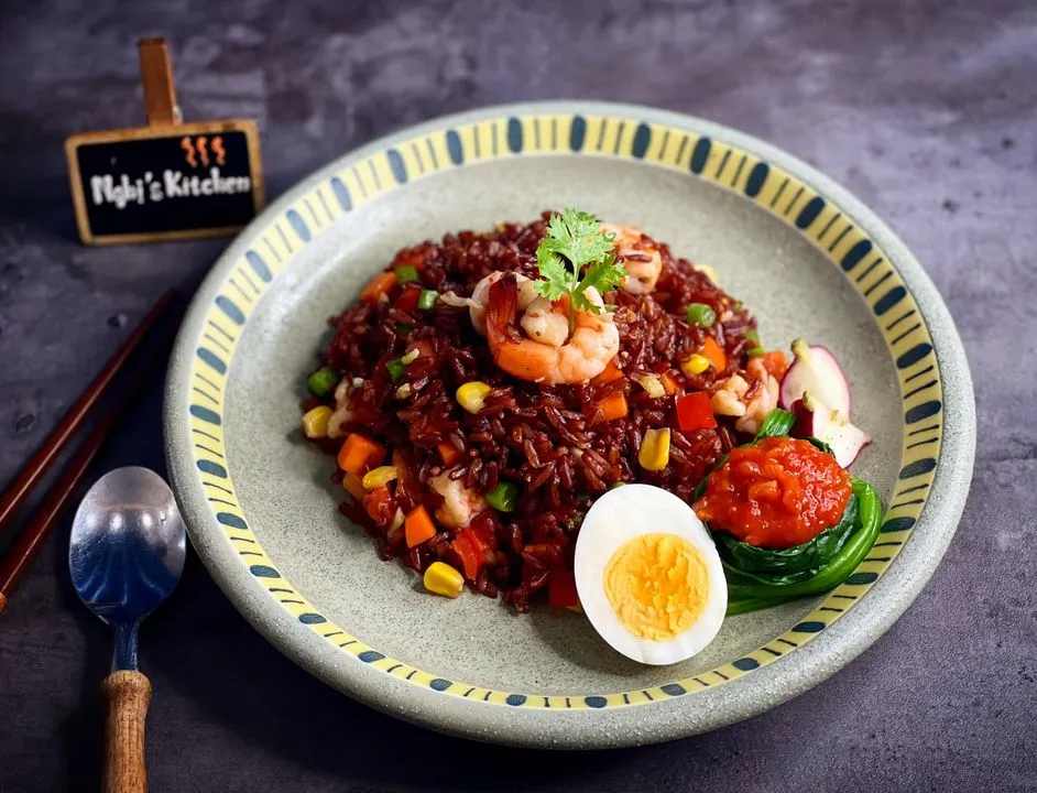 Eat Clean - Cơm gạo lứt chiên tôm rau củ - Sốt ớt chuông - Nghi's Kitchen