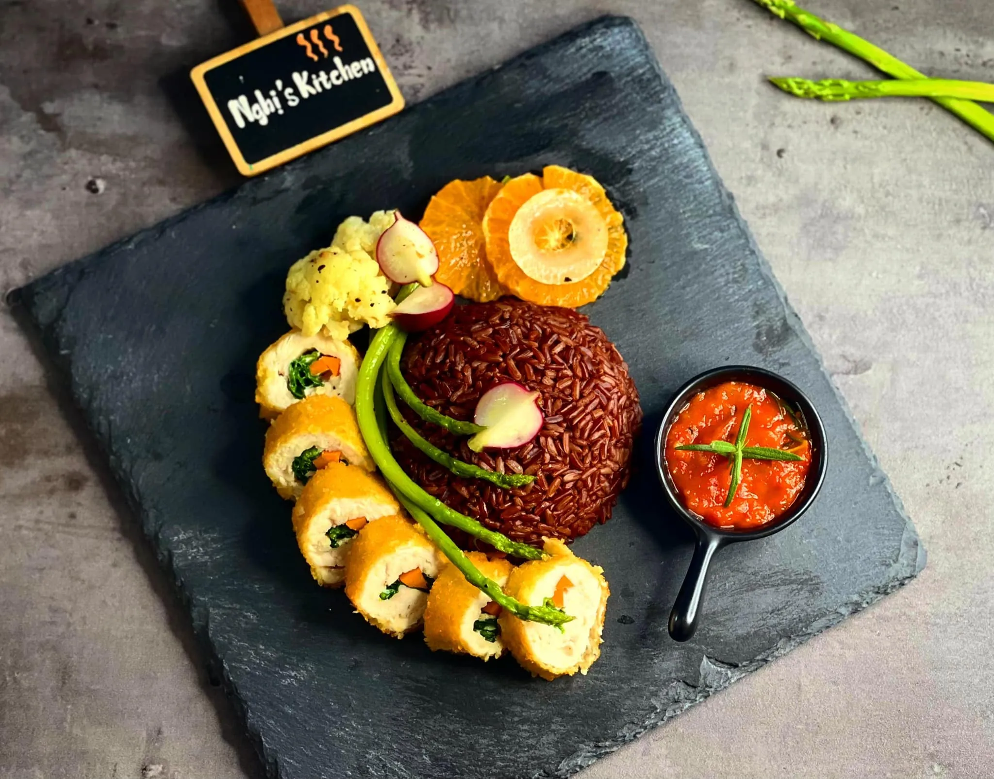 Cơm gạo lứt ức gà cuộn cải bó xôi - Sốt ớt chuông đỏ - Nghi's Kitchen