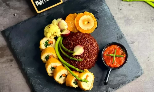 Cơm gạo lứt ức gà cuộn cải bó xôi – Sốt ớt chuông đỏ – Nghi’s Kitchen