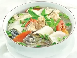 Canh đầu cá hồi nấu  măng chua
