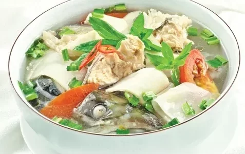 Canh đầu cá hồi nấu  măng chua