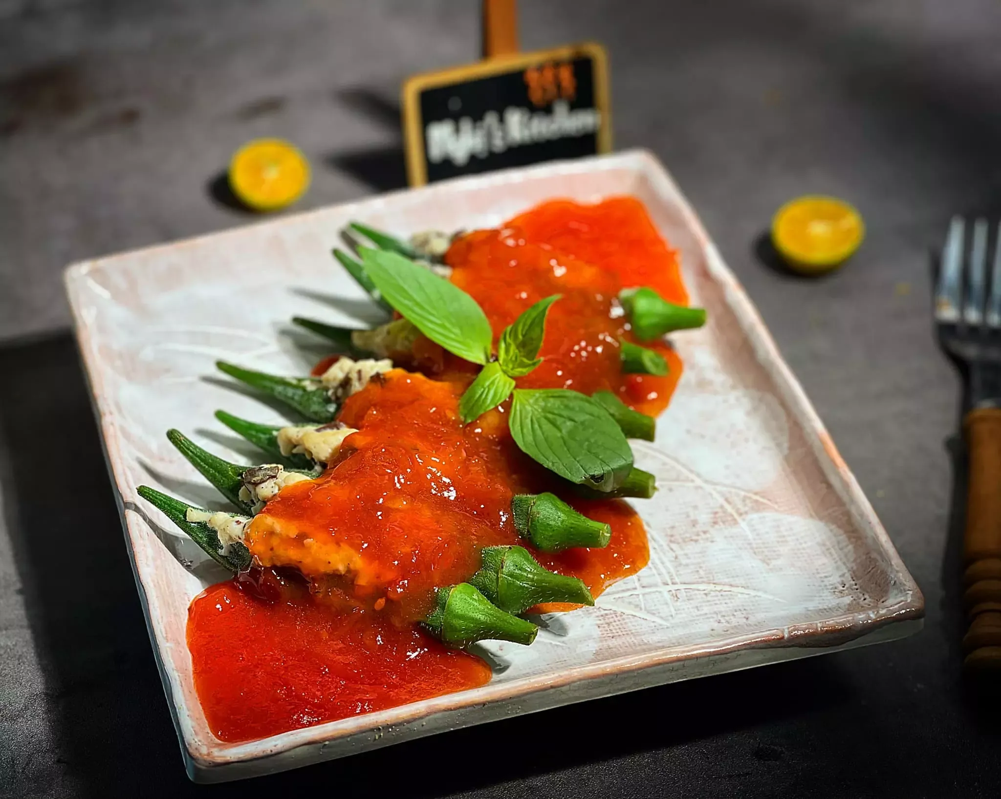 Đậu bắp nhồi thịt sốt cà chua - Nghi's Kitchen