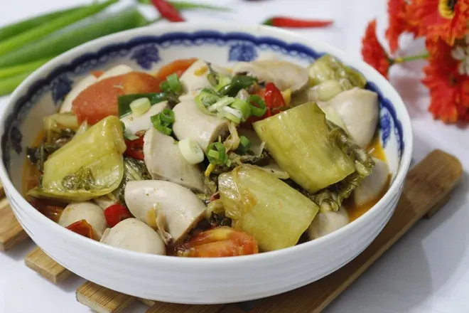 Dồi trường xào cải chua - 100 món ăn Việt
