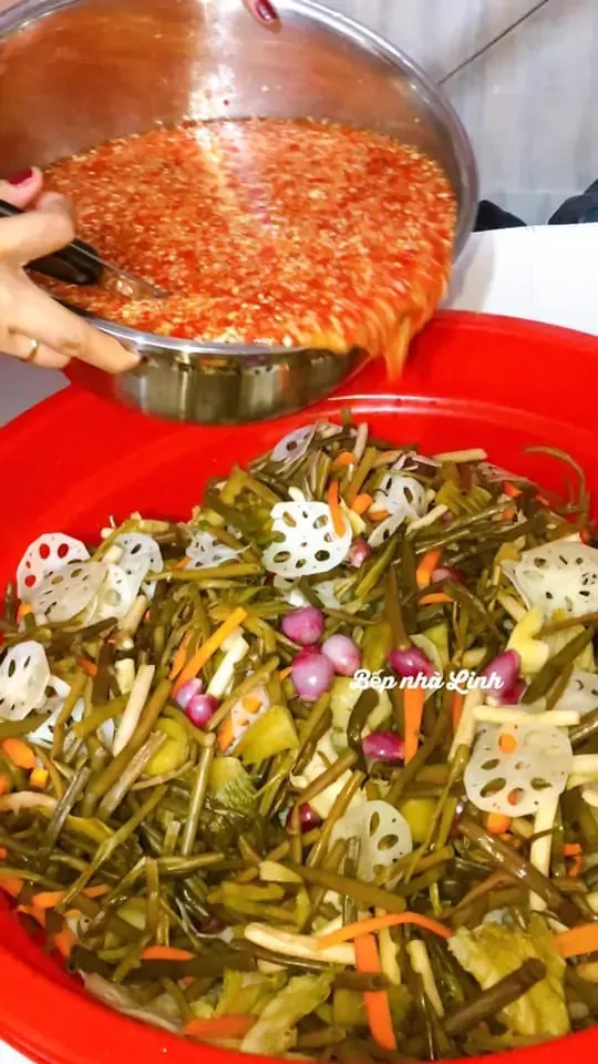 Dưa chua thập cẩm - Thùy Linh