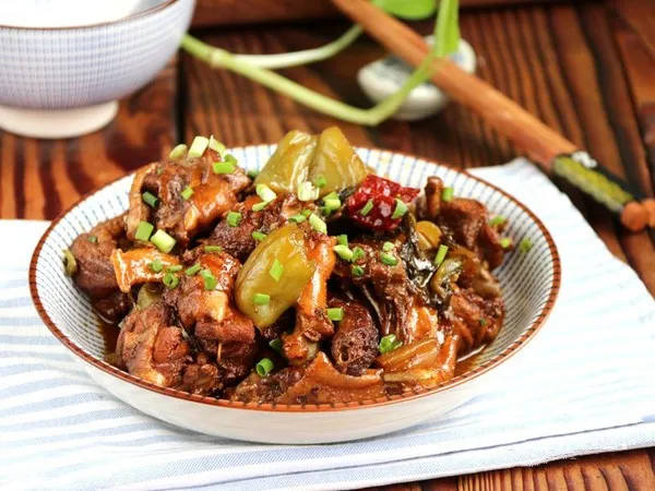Gà om dưa muối