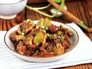 Gà om dưa muối