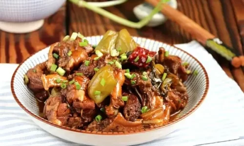 Gà om dưa muối