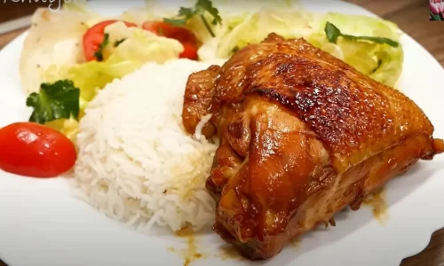 Gà ram ăn kèm cơm và salad – Vanh Khuyen