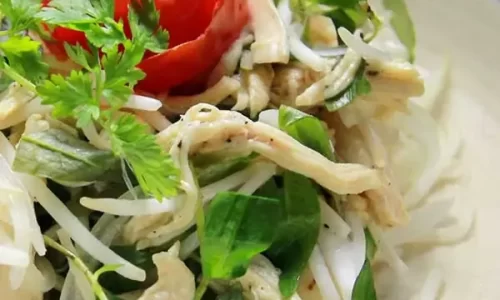 Gỏi gà rau răm miền Trung