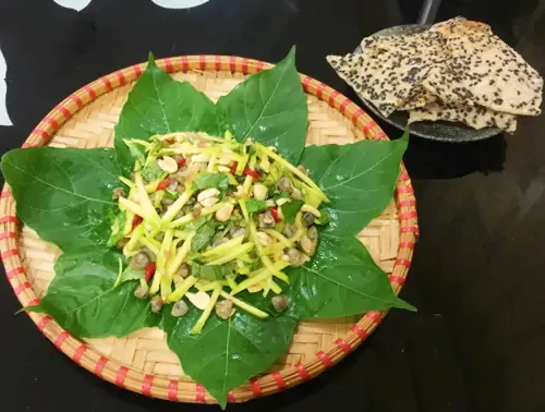 Gỏi hến trộn cóc